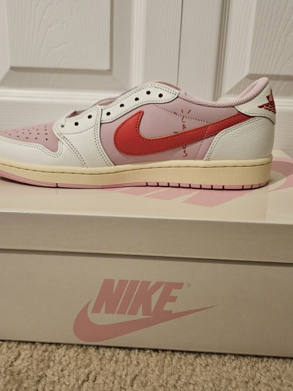 Nike JORDAN 1  TRAVIS SCOTT Men’s Pink & Red Low-Top Sneakers